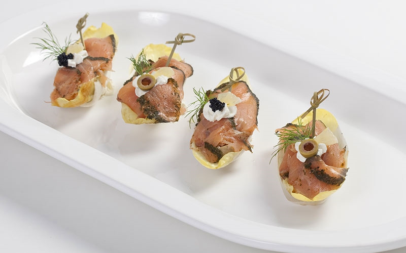 Chicoréeschiffchen mit gebeiztem Gravedlachs