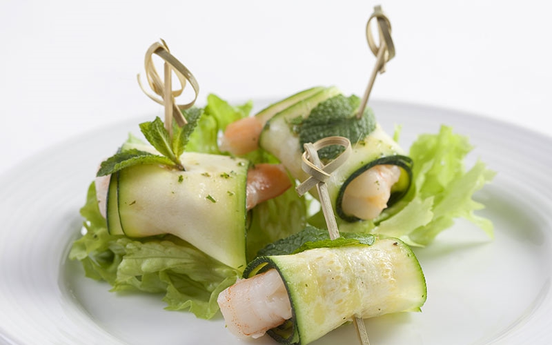 Zucchiniröllchen mit Scampi und frischer Minze
