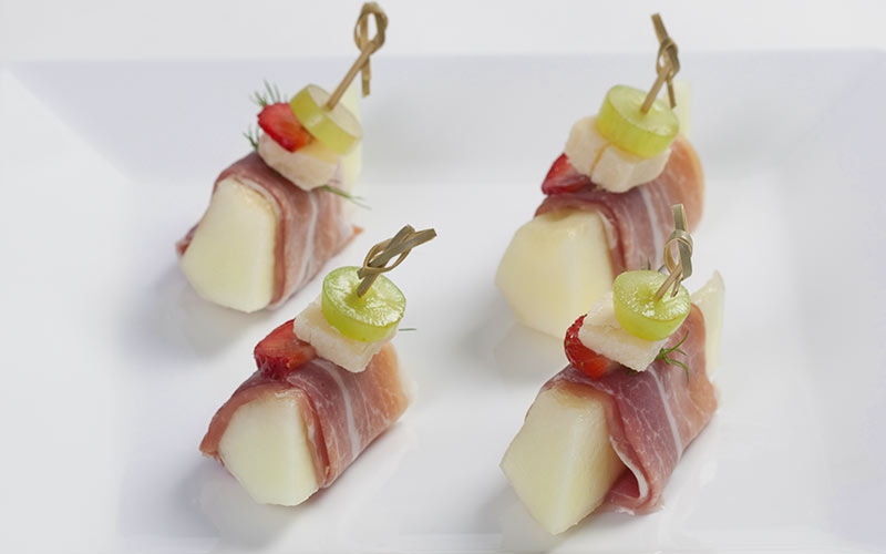 Honigmelonenschiffchen mit Parmaschinken