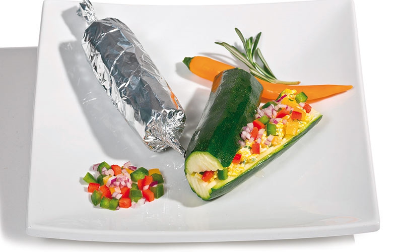 Zucchini mit frischem Gemüse gefüllt