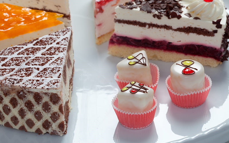 Obsttorten, Quark-Sahne-Torten, Kaffeeschüsseln, Blechkuchen, Gebäckspezialitäten, Hochzeits-, Geburtstags- und Präsentations-Torten