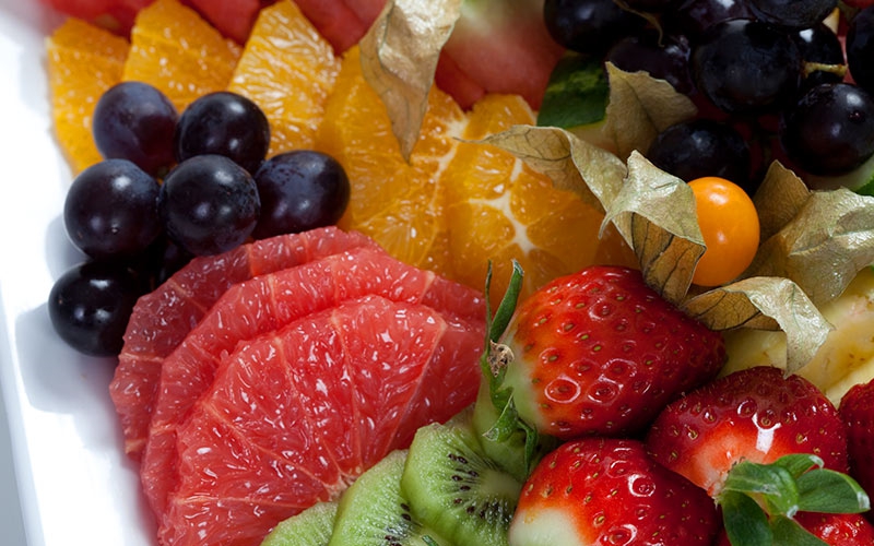 Obstteller mit heimischen und exotischen Früchten