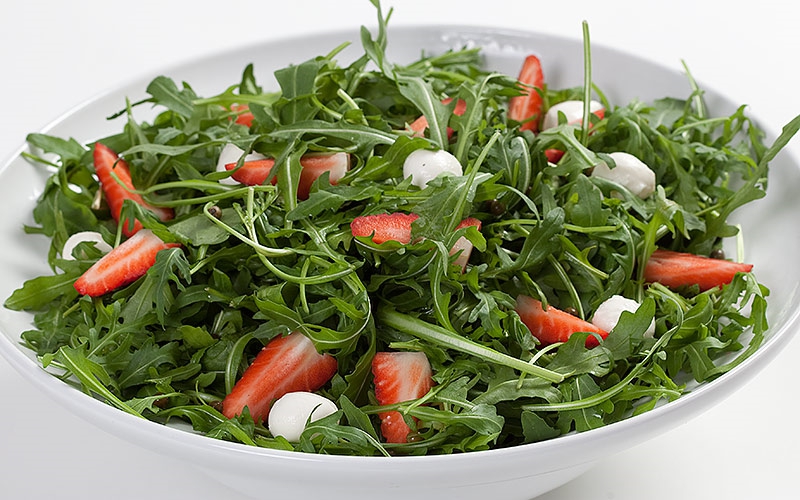 Rucolasalat mit Erdbeeren und Mozzarella