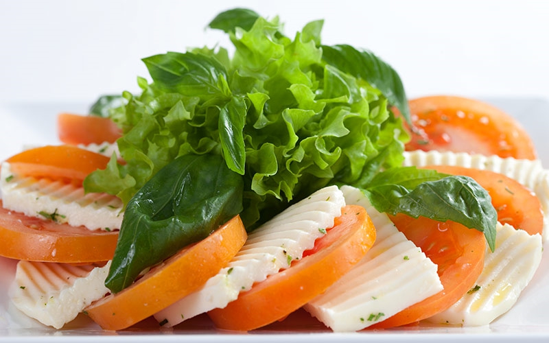 Tomate-Mozzarella angerichtet