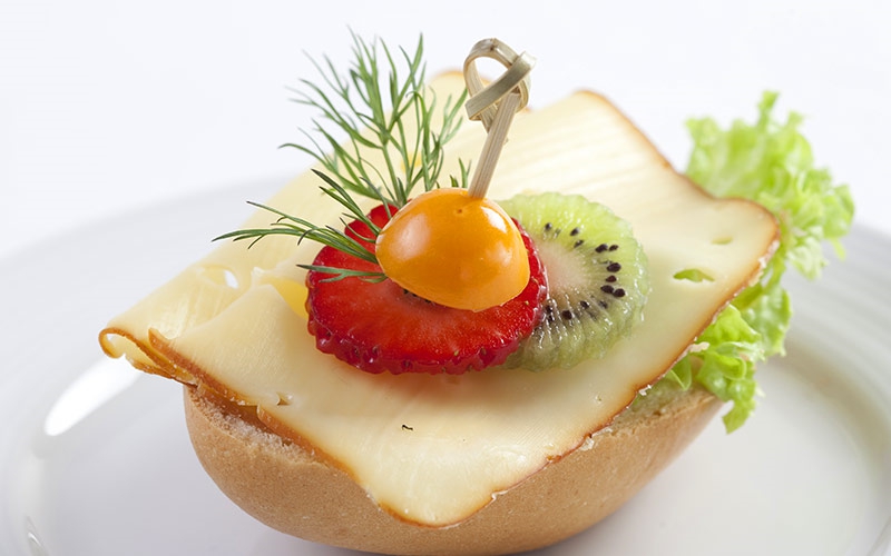 Halbes belegtes Brötchen