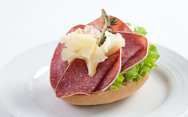 Halbes belegtes Brötchen