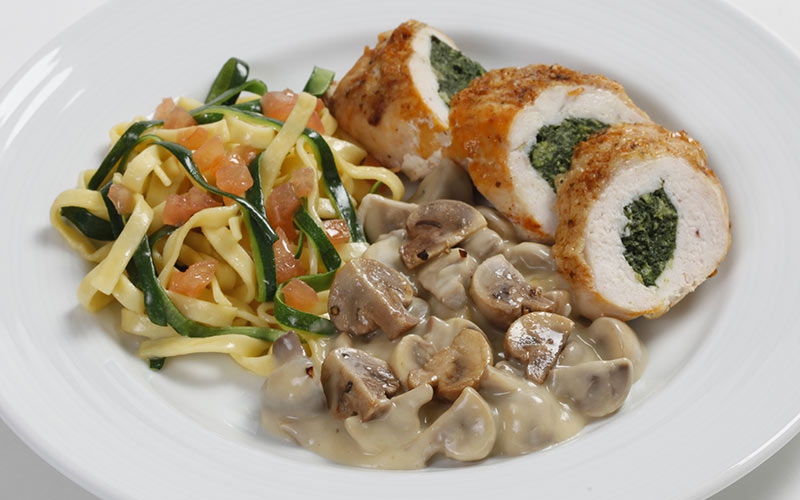 Gefüllte Poulardenbrust mit Blattspinat, Rahmchampignons und Bandnudeln