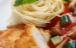 Putenmedaillons in Ei-Käse-Hülle mit Tomaten-Gemüse-Sauce und Spaghetti
